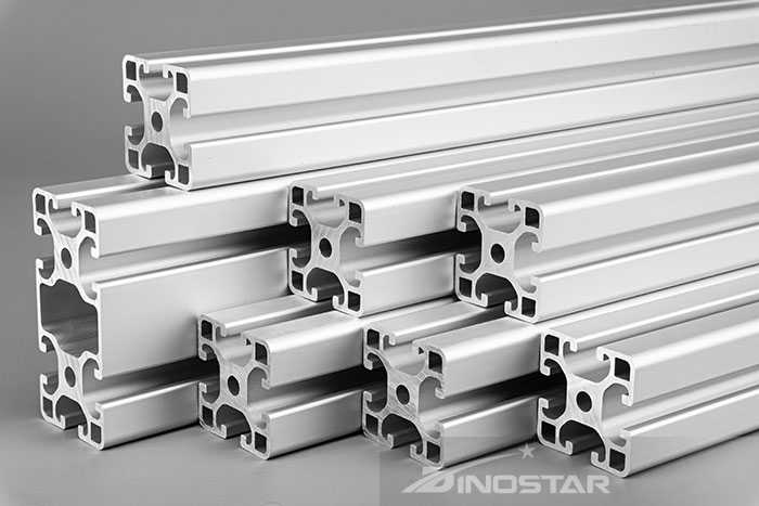 Nhôm có màu trắng bạc, cứng